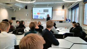 Googlen Suomen maajohtaja Antti Järvinen luennoin markkinoinnin ja tuotekehityksen opintojaksolla.