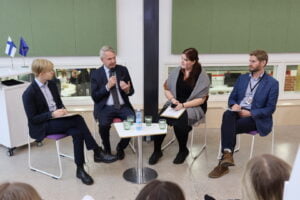 Pekka Haavisto vastasi YT-linjan opiskelijoiden kysymyksiin.