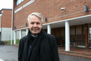 Pekka Haavisto vieraili Kulosaaren yhteiskoulussa.