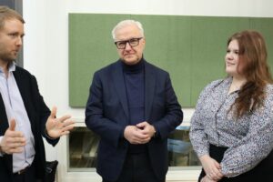 YT-linjan vetäjä Ville Kohvakka, presidenttiehdokas Olli Rehn ja opiskelija Veera Vähäsarja.