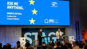 Roberta Metsola esiintyy Helsingin yliopiston Tiedekulmassa.