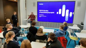 YT-linjan opiskelijat istuvat kuuntelemassa Nordean edustajia.