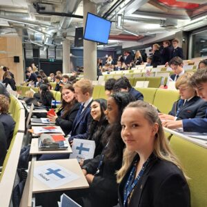 Opiskelijoita MEP-konferenssissa.