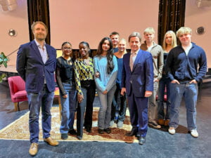 KSYK:n YT-linjalaiset yhteiskuvassa europarlamentaarikko Mauri Pekkarisen kanssa.