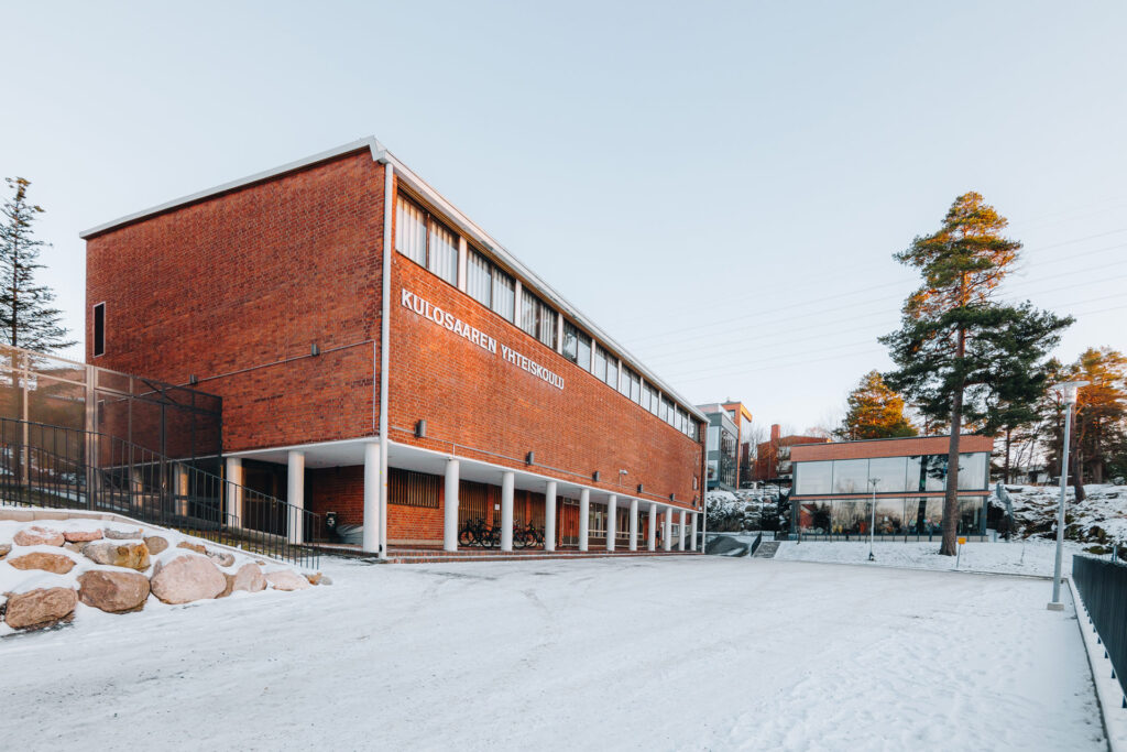 Kulosaaren yhteiskoulun rakennus ja etupihan sisäänkäynti.