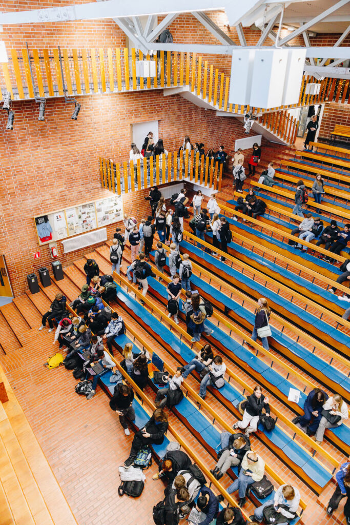 Kulosaaren yhteiskoulun Keskushalli.