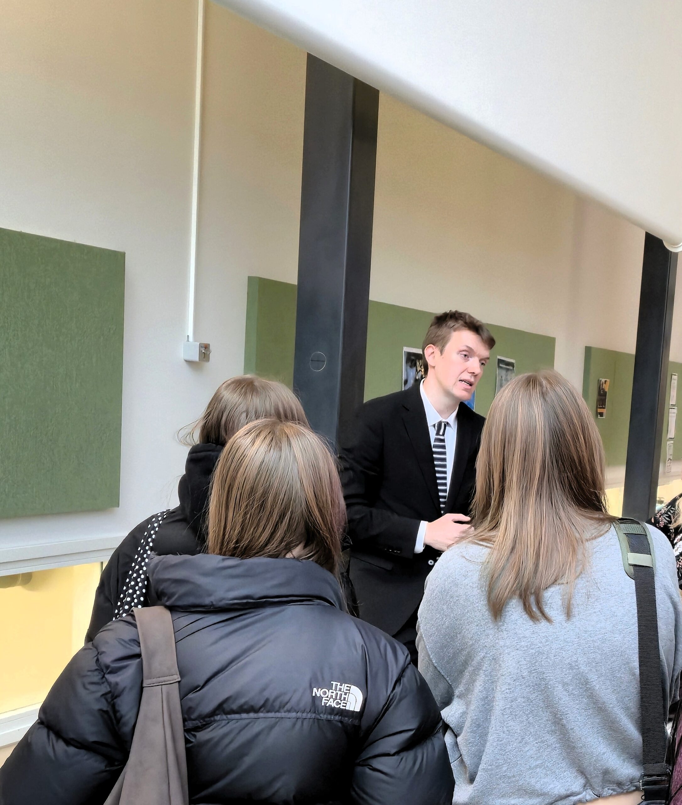 Nuutti Kiiveri vastaa opiskelijoiden kysymyksiin englanninkielisen linjan Studia Generaliassa.