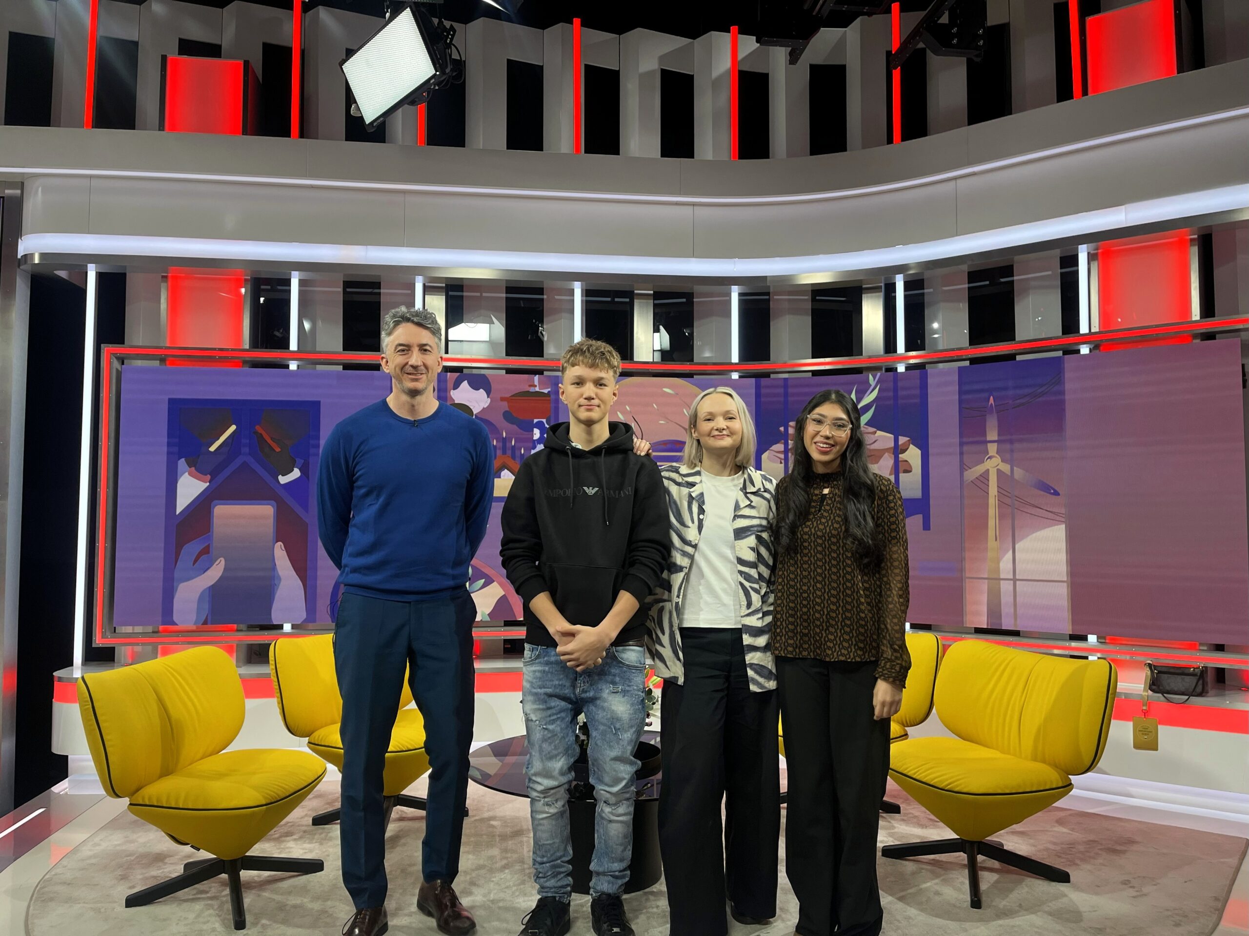 Fareeha Umer vieraana MTV:n Huomenta Suomi-ohjelmassa. Keskustelemassa Tulevaisuuskoulun ohjelmapäällikkö Noora Kupari sekä opiskelijat Fareeha Umer ja Mico Rönkkö.