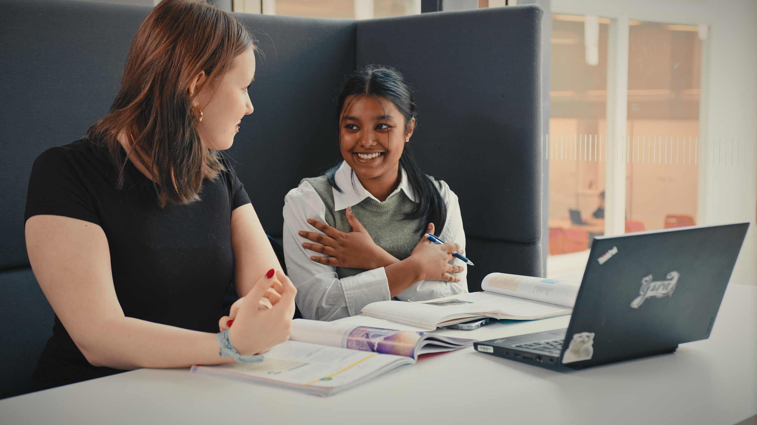 Kaksi lukion opiskelijaa opiskelemassa.