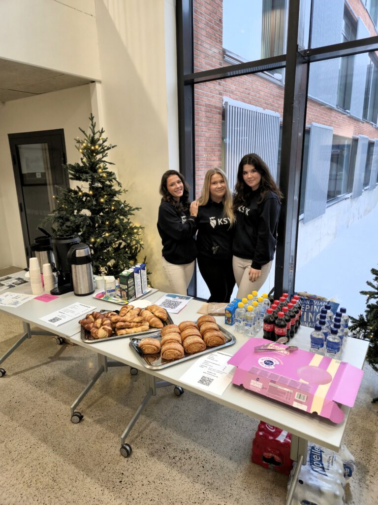 Vanhempainyhdistys Kyky ry tarjoili virvokkeit a pientä purtavaa Atriumin edustalla. Apuna tietenkin mahtavat tutorimme! 