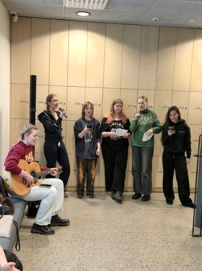 Saimme kuulla rentoja musiikkiesityksiä lukion avoimien ovien päivässä. 