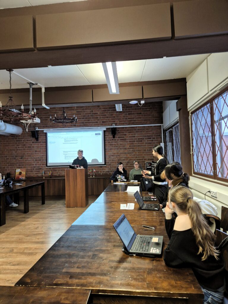 Mock trial - eli simuloitu väittelytilanne keräsi kiinnostuneita kuulijoita