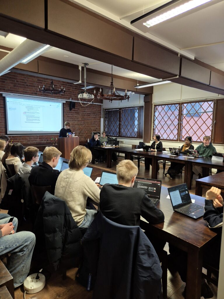 Mock trial - eli simuloitu väittelytilanne keräsi kiinnostuneita kuulijoita. 