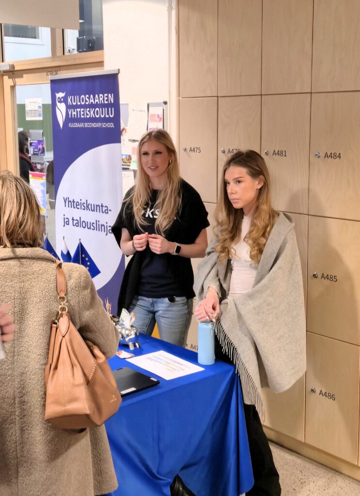 Yhteiskunta- ja talouslinjan esittelypiste. 