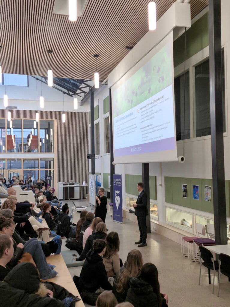 Lukio-infoissa ääneen pääsivät lukion apulaisrehtori Riitta Kaisto sekä johtava rehtori Lauri Halla.