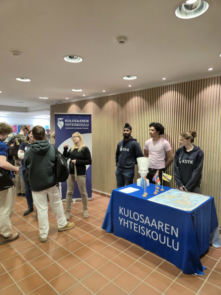 Linjapöytien luona kiinnostuneet pääsivät juttelemaan opiskelijoiden ja linjanvetäjien kanssa. Mukana olivat myös opinto-ohjaajat!