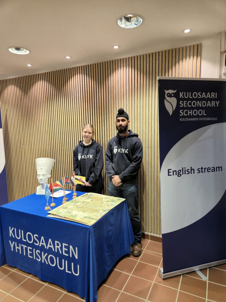 Englanninkielisen linjan (English stream) esittelypiste. 