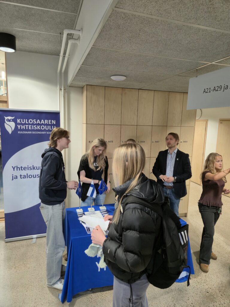 Yhteiskunta- ja talouslinja.