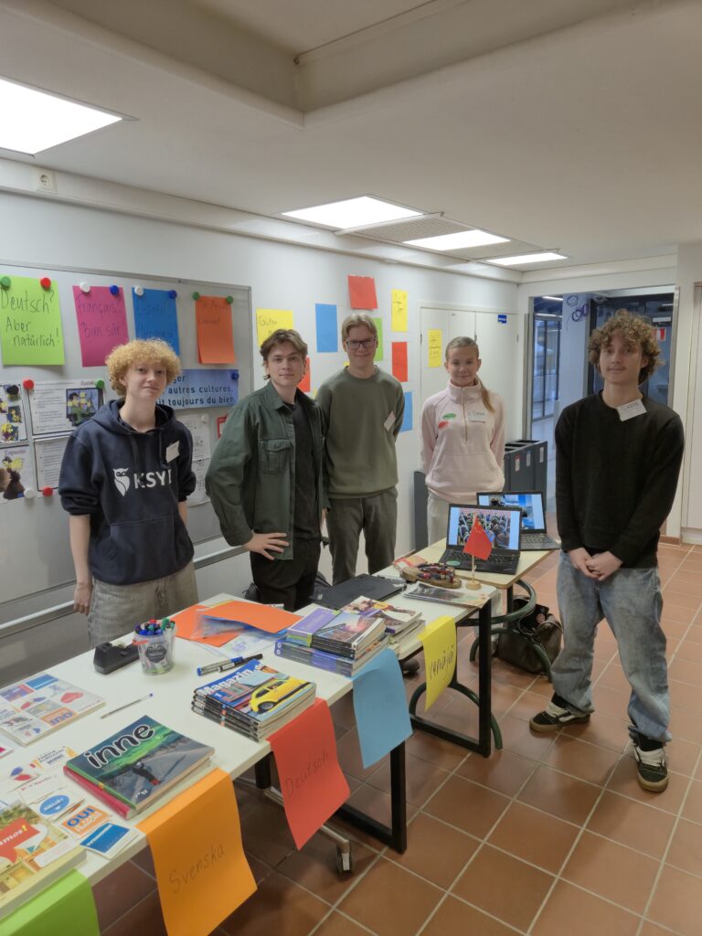 Kielten esittelypisteellä pääsi keskustelemaan kielten opiskelusta Kulosaaren yhteiskoulun lukiossa.