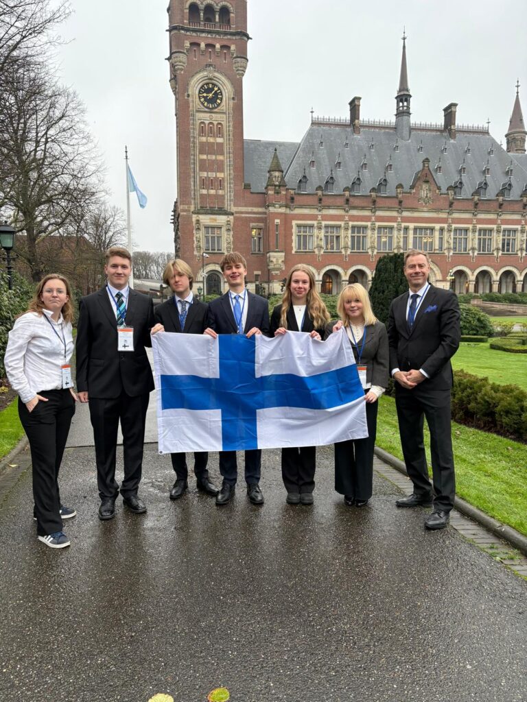 KSYK:n Jonas Riekki (kuvassa 3. vasemmalta) oli mukana edustamassa Suomea kansainvälisessä Model European Parliament-konferenssissa Haagissa