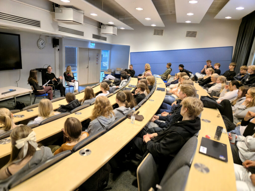 lukion yleislinjan Studia Generalia -luennolle toimittaja, tietokirjailija ja Yhdysvaltojen asiantuntija Anu Partanen saapui puhumaan mediakriittisyydestä tässä ajassa.