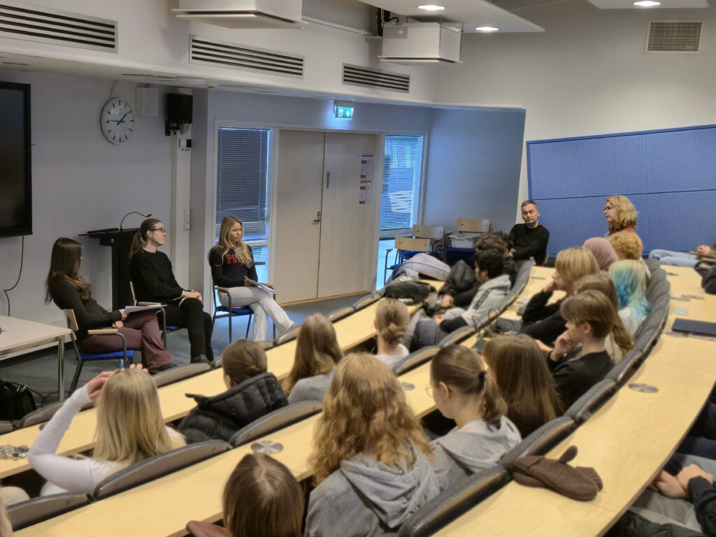 lukion yleislinjan Studia Generalia -luennolle toimittaja, tietokirjailija ja Yhdysvaltojen asiantuntija Anu Partanen saapui puhumaan mediakriittisyydestä tässä ajassa. 