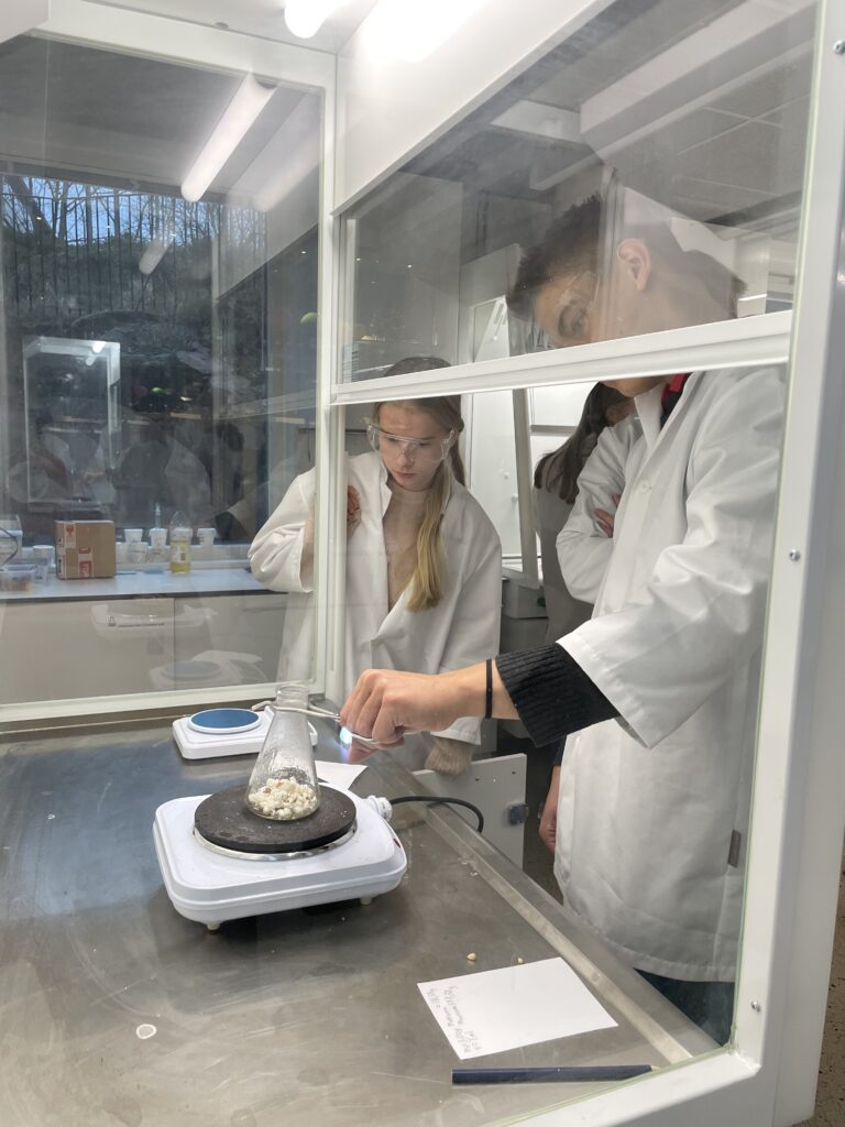 Lukion kakkoset testasivat kaasujen yleistä tilanyhtälöä käytännössä: Määritimme paineet raketin laukaisulle ja popcornien poksahdukselle!