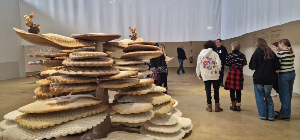 Vihreä lippu -raati vieraili Helsingin kaupunginmuseossa Marguerite Humeaun näyttelyssä Soihdut.