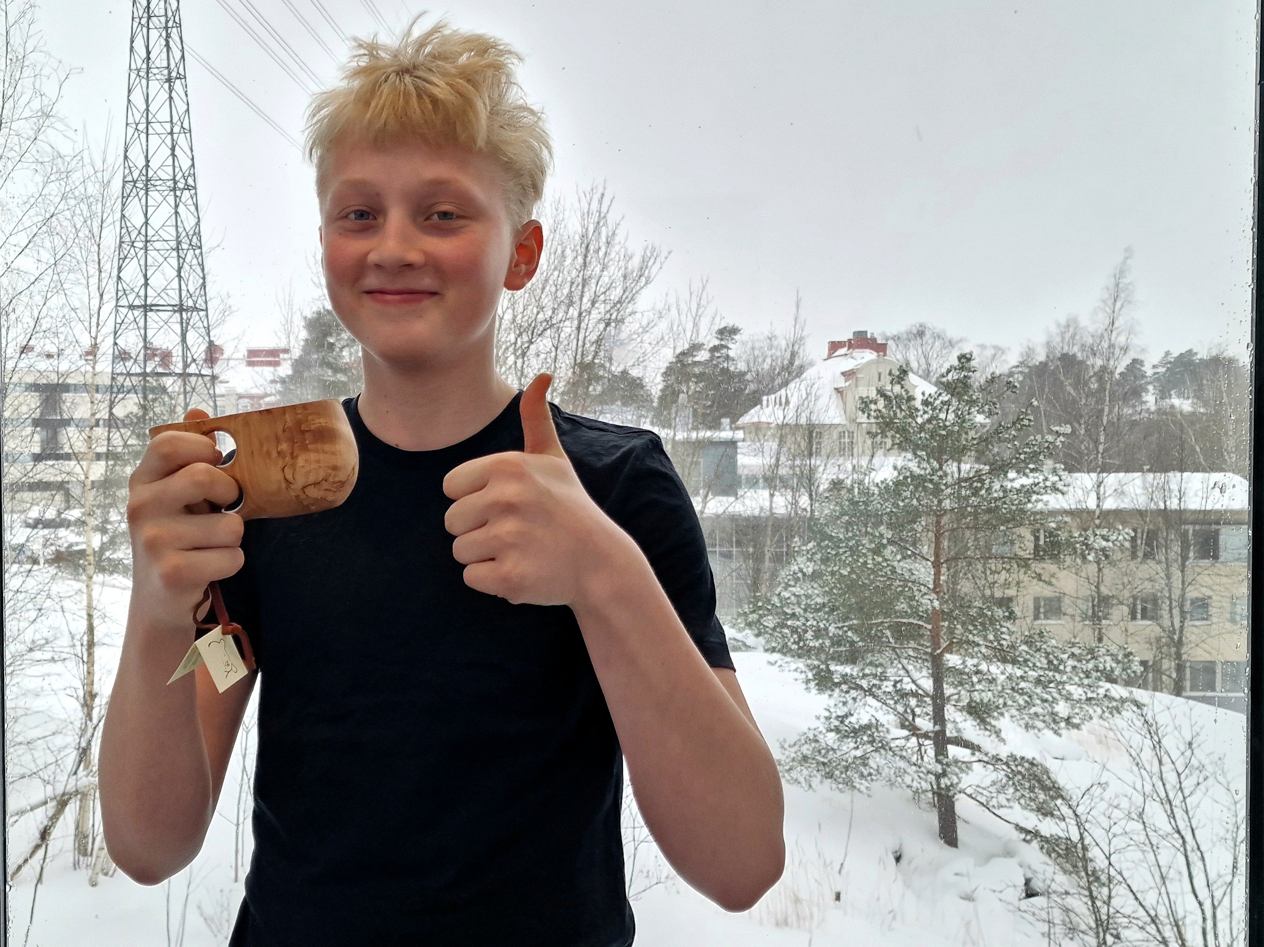 Metsävisan voittaja Elian pitää kädessään palkintoaan, kuksaa.