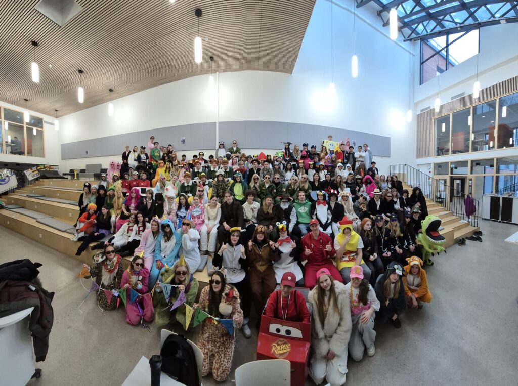 Penkkarijuhlijat Atriumissa yhteiskuvassa.