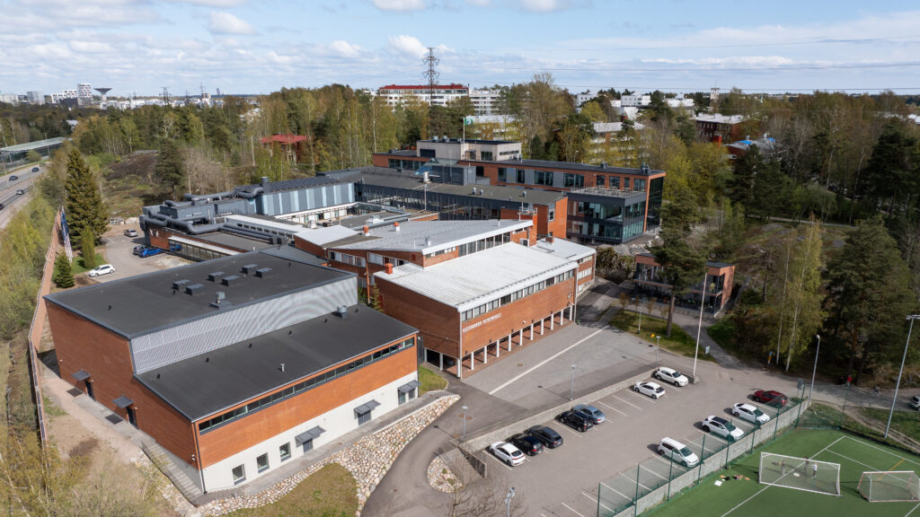 Ilmakuva Kulosaaren yhteiskoulun rakennuksista.