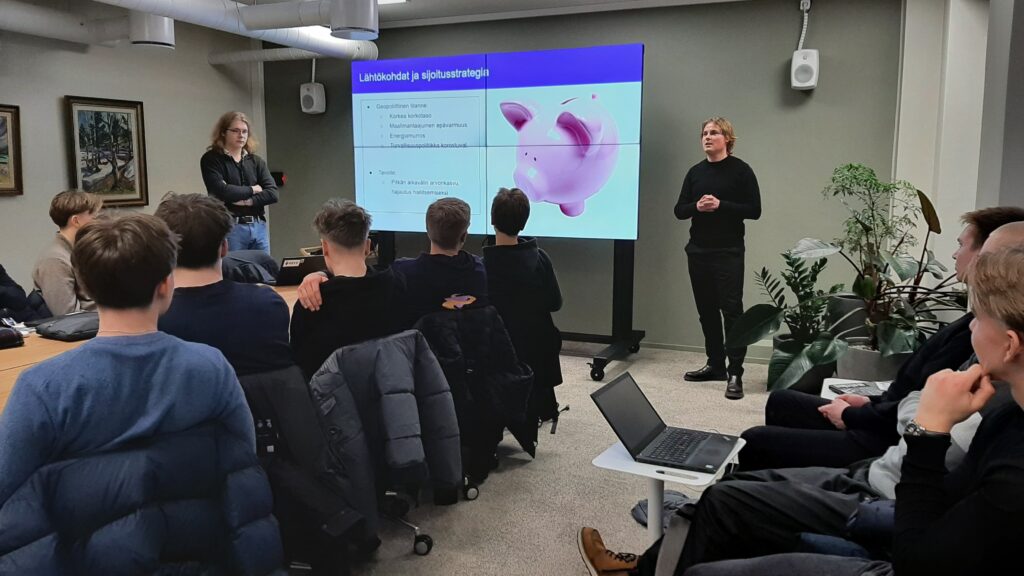 Yritystalouden ja sijoittamisen opiskelijat (LSBS5) vierailivat Nordealla tutustumassa rahastosijoittamiseen ja hajauttamiseen. Opiskelijat pääsivät esittelemään Nordean ammattilaisille rahoituspäällikkö Sakari Salmiselle ja varainhoitaja Sirpa Norhalle omia hajauttamisen strategioitaan sijoitussalkkuihinsa. Sijoittaminen on taitolaji ja kaikkien taidot karttuivat Nordean workshopissa! Kiitos Nordea, Sakari ja Sirpa!