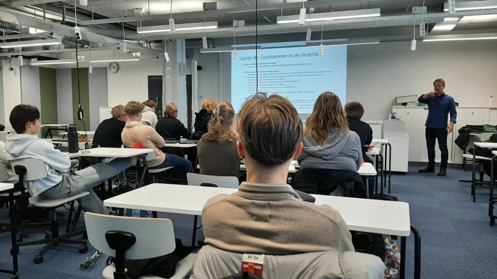 United Bankers varainhoitoyhtiön sales trader Kimmo Lempinen saapui yritystalouden ja sijoittamisen (LSBS5) opiskelijoiden vieraaksi. Kimmo on vieras jo aiemmilta kursseilta ja omaa pitkän kokemuksen rahoitusalalta varainhoidon ammattilaisena.