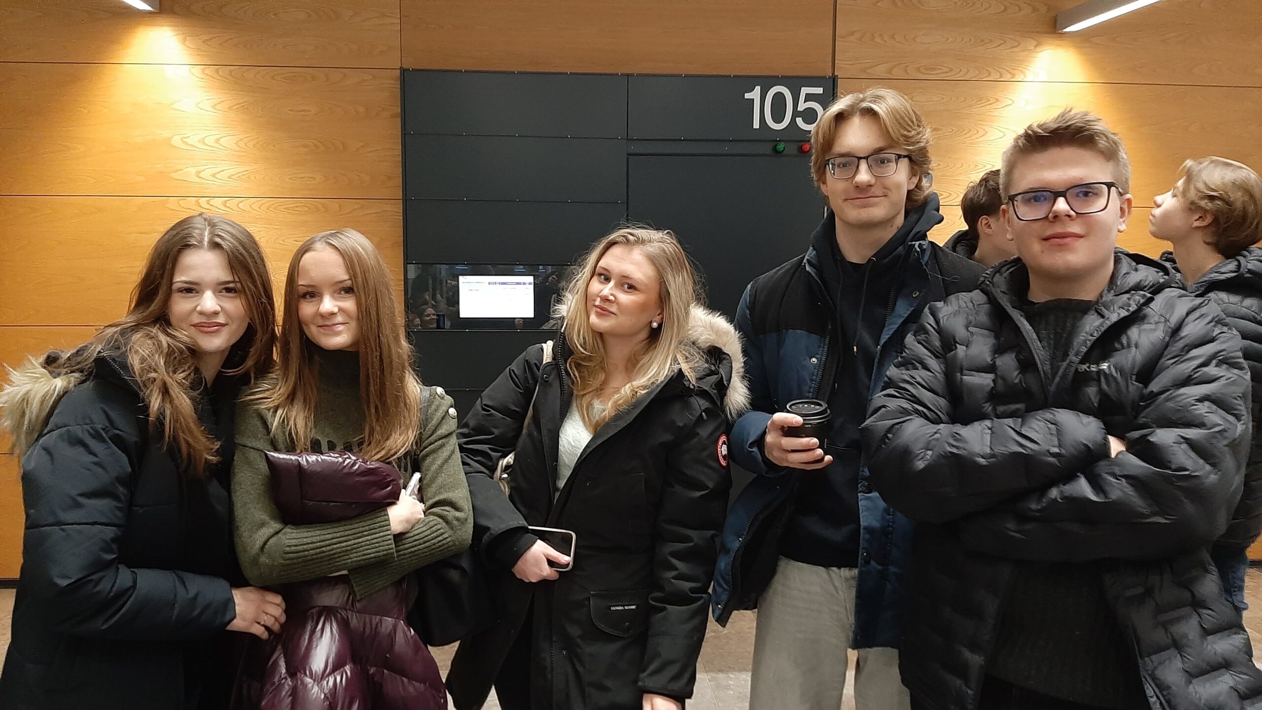 Rikos & rangaistus: lakitiedon opiskelijat Helsingin käräjäoikeudessa ( ) Lakitiedon (YH4) opiskelijat vierailivat Helsingin käräjäoikeudessa seuraamassa rikosoikeudenkäyntejä ja tutustumassa tuomioistuinlaitokseen. Aamupäivä tarjosi useita erilaisia rikosjuttuja ja kuten tapana on - rangaistuksia syyllisiksi todetuille.