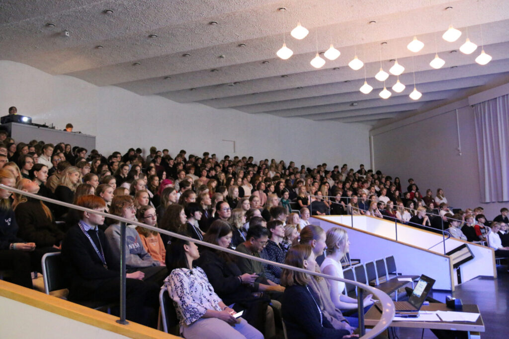 TT-linjan opiskelijat osallistuivat toisen asteen opiskelijoiden kansainväliseen ympäristökonferenssiin Munkkiniemen yhteiskoulussa 6.11.-7.11.2025. Tapahtuman tavoitteena oli lisätä tietoisuutta Itämeren suojelusta ja innostaa nuoria vaikuttamaan siihen. Tapahtumassa päästiin mm. kuulemaan mielenkiintoisia luentoja, vierailemaan Itämeren tutkimusalus Arandalla ja pelaamaan Itämeriaiheista peliä. 
