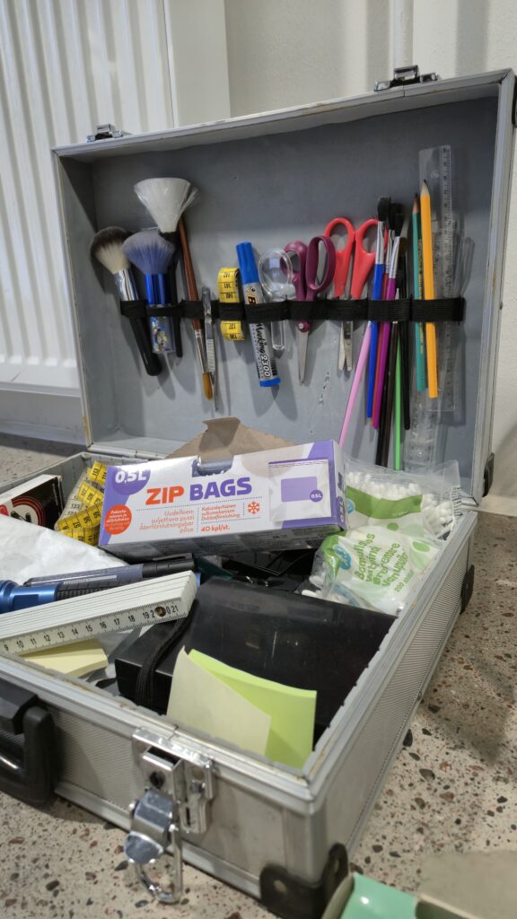 Rikostekninen tutkimus:
Tutkimusvälineistöä salkussa. 
