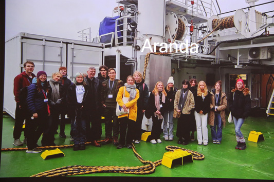 TT-linjan opiskelijat osallistuivat toisen asteen opiskelijoiden kansainväliseen ympäristökonferenssiin Munkkiniemen yhteiskoulussa 6.11.-7.11.2025. Tapahtuman tavoitteena oli lisätä tietoisuutta Itämeren suojelusta ja innostaa nuoria vaikuttamaan siihen. Tapahtumassa päästiin mm. kuulemaan mielenkiintoisia luentoja, vierailemaan Itämeren tutkimusalus Arandalla ja pelaamaan Itämeriaiheista peliä.