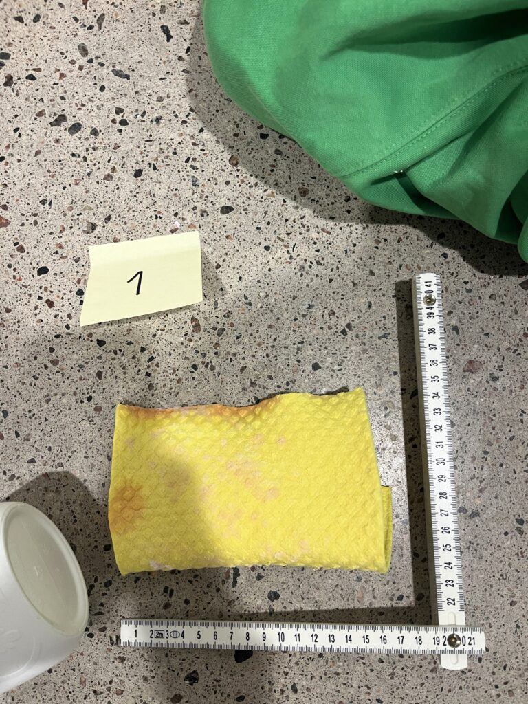 Rikostekninen tutkimus:
Kuvassa tiskirätti ja mitta.