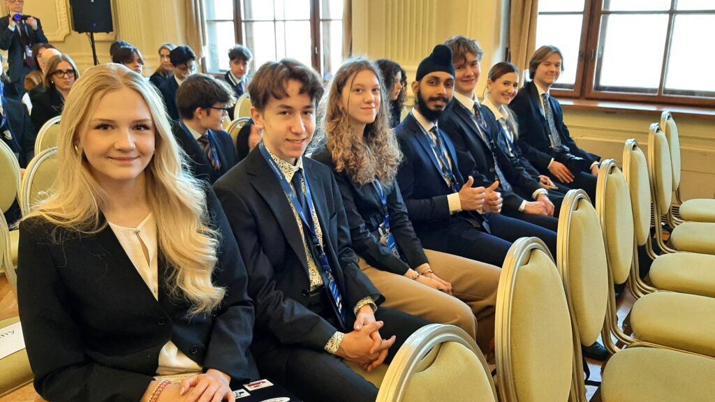 Kolme KSYK:n opiskelijaa, Emilia Huikko (kuvassa vas.), Vansh Raina (kuvassa 4. vas)  ja Jonas Riekki (kuvassa oikealla) edustivat Suomea yhdessä SYK:n, MG:n ja Kauniaisten lukion opiskelijoiden kanssa Model European Parliamentin kevään kokoontumisessa Unkarin Szegedissä 6.3-13.3.