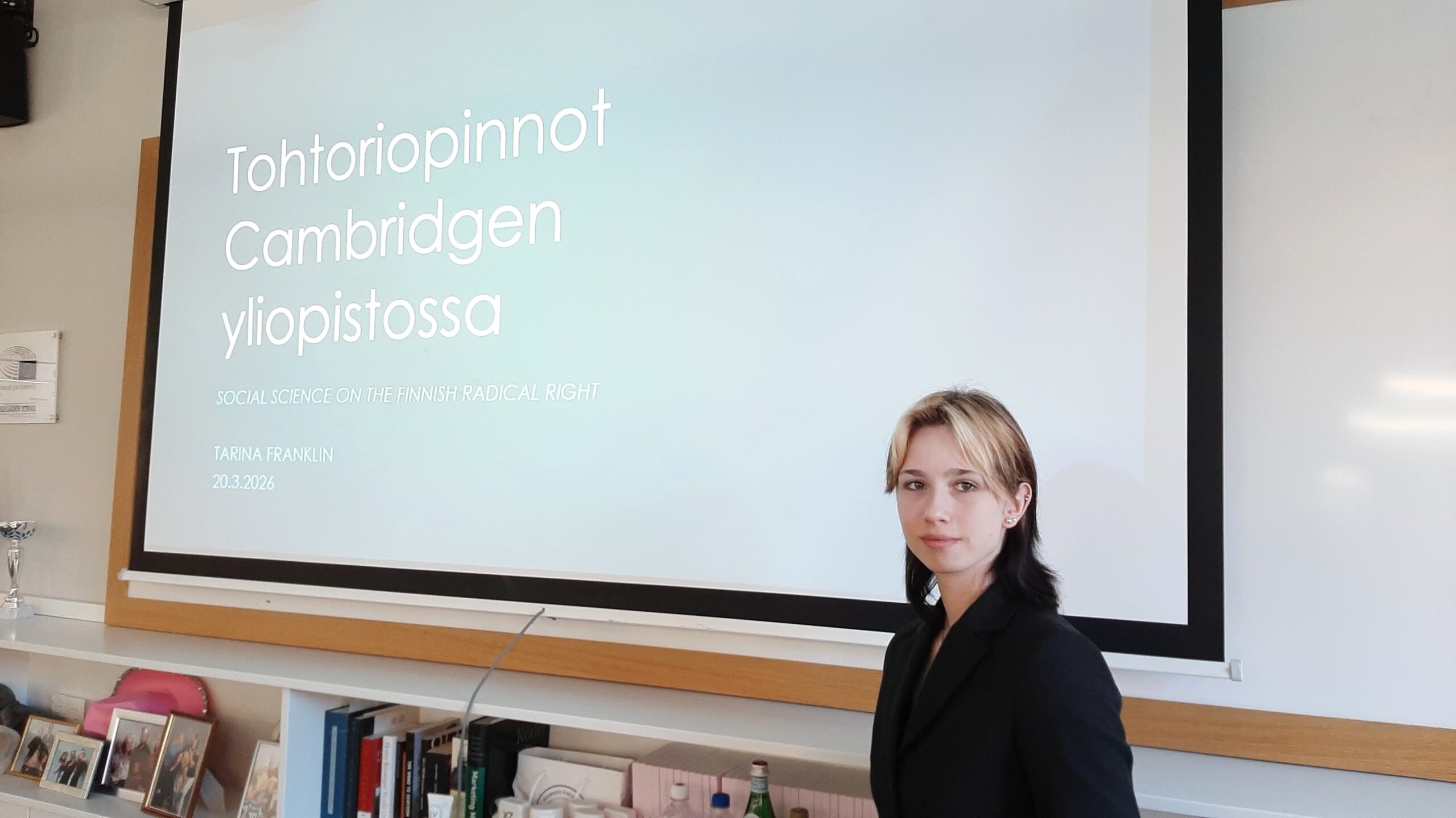 Tarina Franklin YT-linjan alumni vuosimallia 2019 saapui johdatus yhteiskuntatieteisiin opintojakson (YH7) vieraaksi kertomaan yhteiskunnallisen tutkimuksen tekemisestä. Tarinan tie vei YT-linjalta Cambridgen yliopistoon, missä Tarina erikoistui poikkitieteelliseen yhteiskunnalliseen tutkimukseen. Tarina esitteli väitöskirjatutkimuksensa metodologiaa, tutkimuskysymyksiä sekä antropologisia tutkimusmenetelmiä. Tutkimuskohteena ovat Suomen politiikan uudet poliittiset ryhmät ja niiden taustalla vaikuttavat ideologiat. Suuret kiitokset Tarinalle äärimmäisen mielenkiintoisesta esityksestä erittäin mielenkiintoisesta aiheesta!