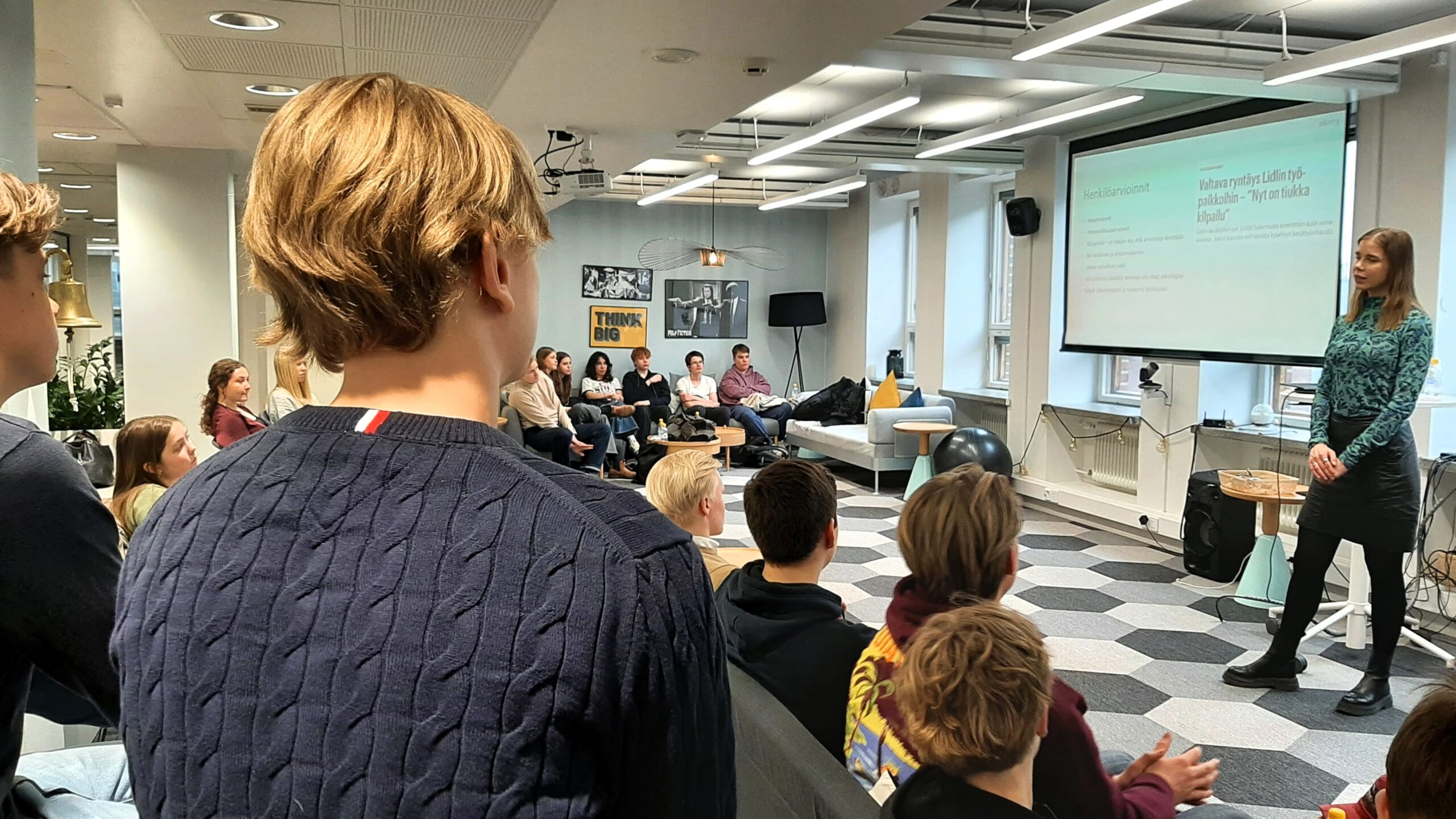 YT-linjan ensimmäisen vuositason opiskelijat pääsivät ammattilaisten työnhakuvalmennukseen. Henkilöstöpalveluita tarjoavan Clevryn asiantuntija Marjukka Laakso kertoo kuvassa rekrytoijan vihjeitä työhakemuksen ja CV:n laatimiseen, työhaastatteluun sekä tärpit tekoälyn hyödyntämiseen työnhaussa.