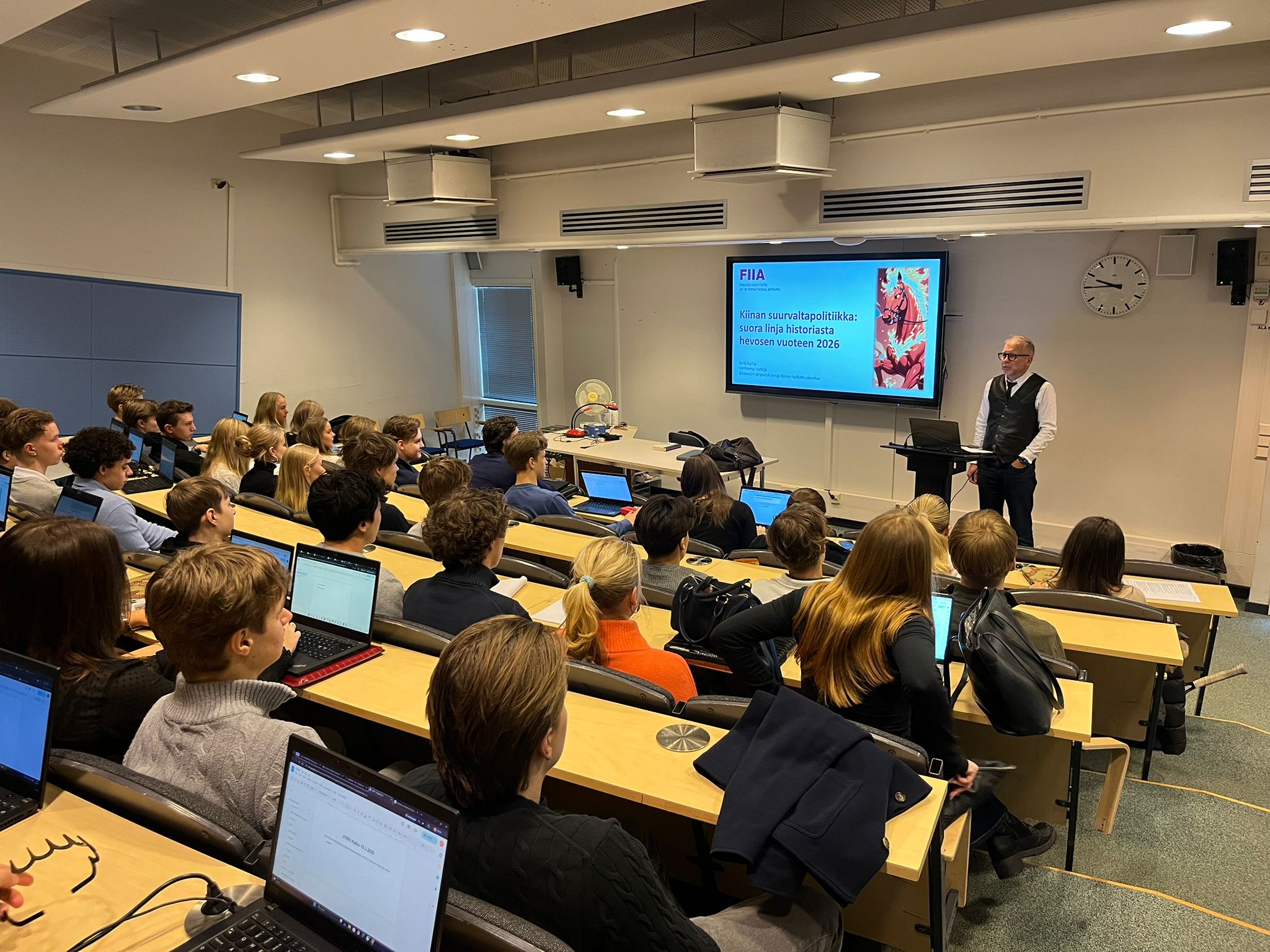 Maailmanpolitiikan opiskelijoiden (YH9) vieraaksi saapui yksi Suomen johtavista Kiina-asiantuntijoista, Ulkopoliittisen instituutin vanhempi tutkija Jyrki Kallio käsitteli esityksessään Kiinan roolia maailmanpolitiikassa- ja taloudessa. Tilaisuuteen saapui myös vieraileva delegaatio Munkkiniemen yhteiskoulusta. Yleisökysymyksiä oli runsaasti ja vierailijamme kiitteli kysymysten korkeaa tasoa. Kiitokset Jyrkille inspiroivasta vierailusta!