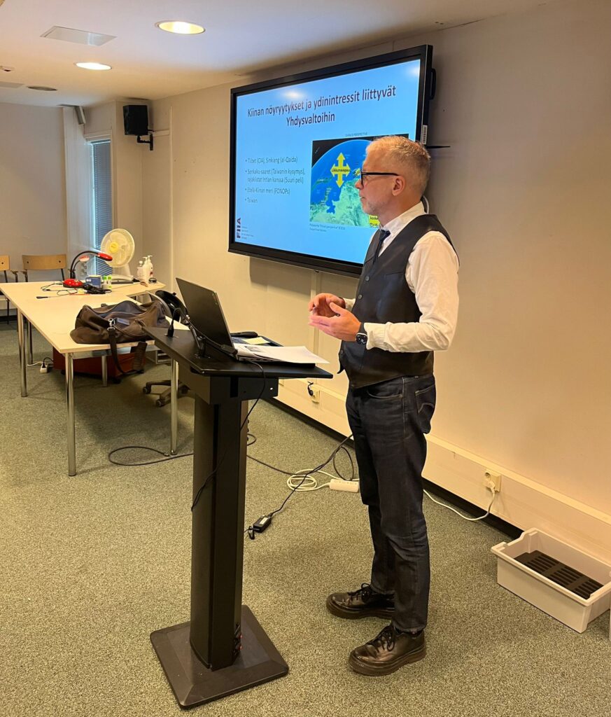 Maailmanpolitiikan opiskelijoiden (YH9) vieraaksi saapui yksi Suomen johtavista Kiina-asiantuntijoista, Ulkopoliittisen instituutin vanhempi tutkija Jyrki Kallio käsitteli esityksessään Kiinan roolia maailmanpolitiikassa- ja taloudessa. 