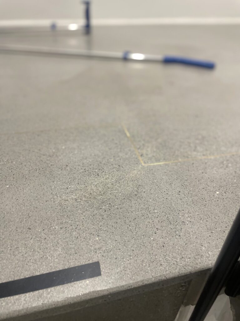 Rikostekninen tutkimus:
Todistusaineistokuvia: Karvoja
 lattialla. 