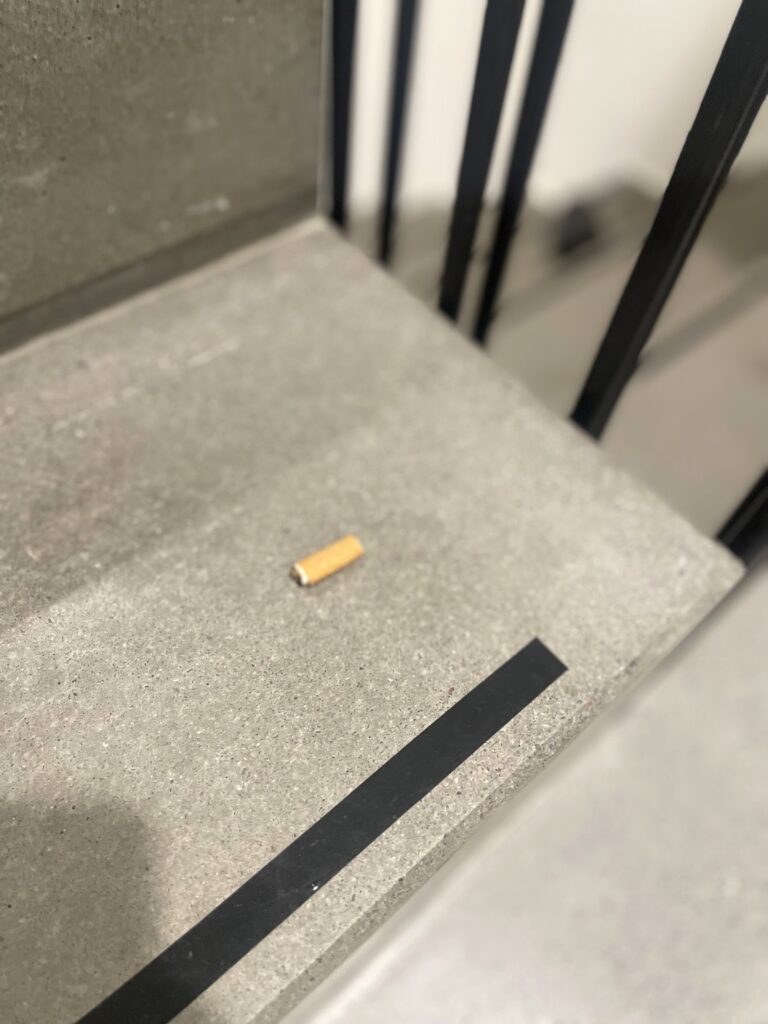 Rikostekninen tutkimus:
Todistusaineistokuvia: Tupakan tumppi
 lattialla. 