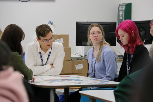 TT-linjan opiskelijat osallistuivat toisen asteen opiskelijoiden kansainväliseen ympäristökonferenssiin Munkkiniemen yhteiskoulussa 6.11.-7.11.2025. Tapahtuman tavoitteena oli lisätä tietoisuutta Itämeren suojelusta ja innostaa nuoria vaikuttamaan siihen. Tapahtumassa päästiin mm. kuulemaan mielenkiintoisia luentoja, vierailemaan Itämeren tutkimusalus Arandalla ja pelaamaan Itämeriaiheista peliä. 
