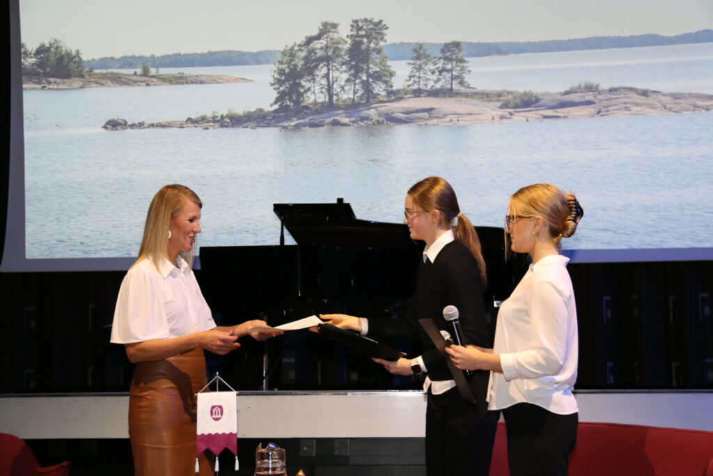 Tapahtuman päätöstilaisuudessa luovutimme Suomen ympäristö- ja ilmastoministerille vetoomuksen Itämeren suojelutyön puolesta.