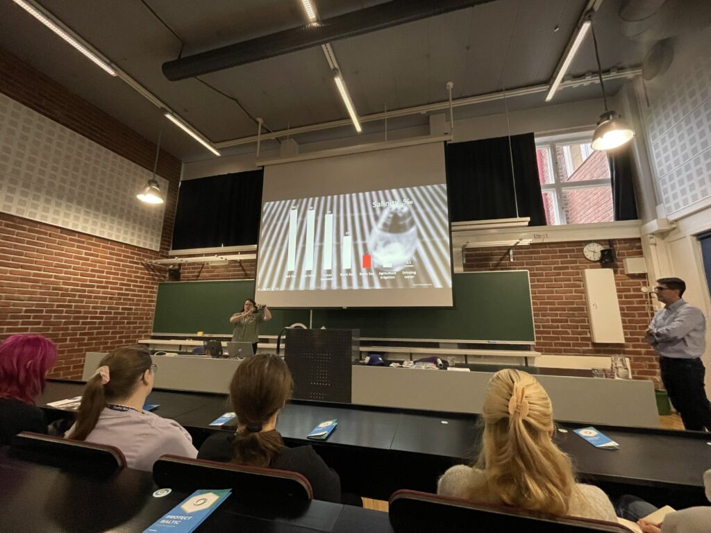 TT-linjan opiskelijat osallistuivat toisen asteen opiskelijoiden kansainväliseen ympäristökonferenssiin Munkkiniemen yhteiskoulussa 6.11.-7.11.2025. Tapahtuman tavoitteena oli lisätä tietoisuutta Itämeren suojelusta ja innostaa nuoria vaikuttamaan siihen. Tapahtumassa päästiin mm. kuulemaan mielenkiintoisia luentoja, vierailemaan Itämeren tutkimusalus Arandalla ja pelaamaan Itämeriaiheista peliä. 
