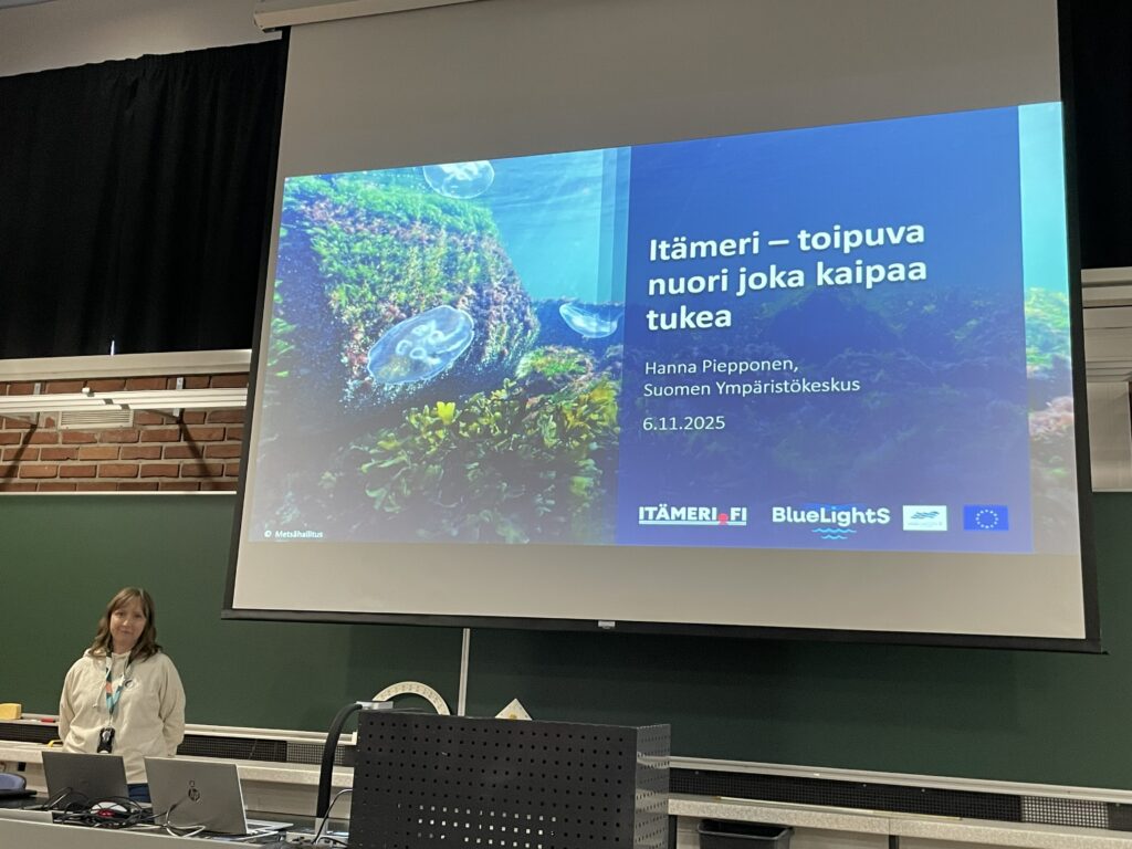 TT-linjan opiskelijat osallistuivat toisen asteen opiskelijoiden kansainväliseen ympäristökonferenssiin Munkkiniemen yhteiskoulussa 6.11.-7.11.2025. Tapahtuman tavoitteena oli lisätä tietoisuutta Itämeren suojelusta ja innostaa nuoria vaikuttamaan siihen. Tapahtumassa päästiin mm. kuulemaan mielenkiintoisia luentoja, vierailemaan Itämeren tutkimusalus Arandalla ja pelaamaan Itämeriaiheista peliä. 
