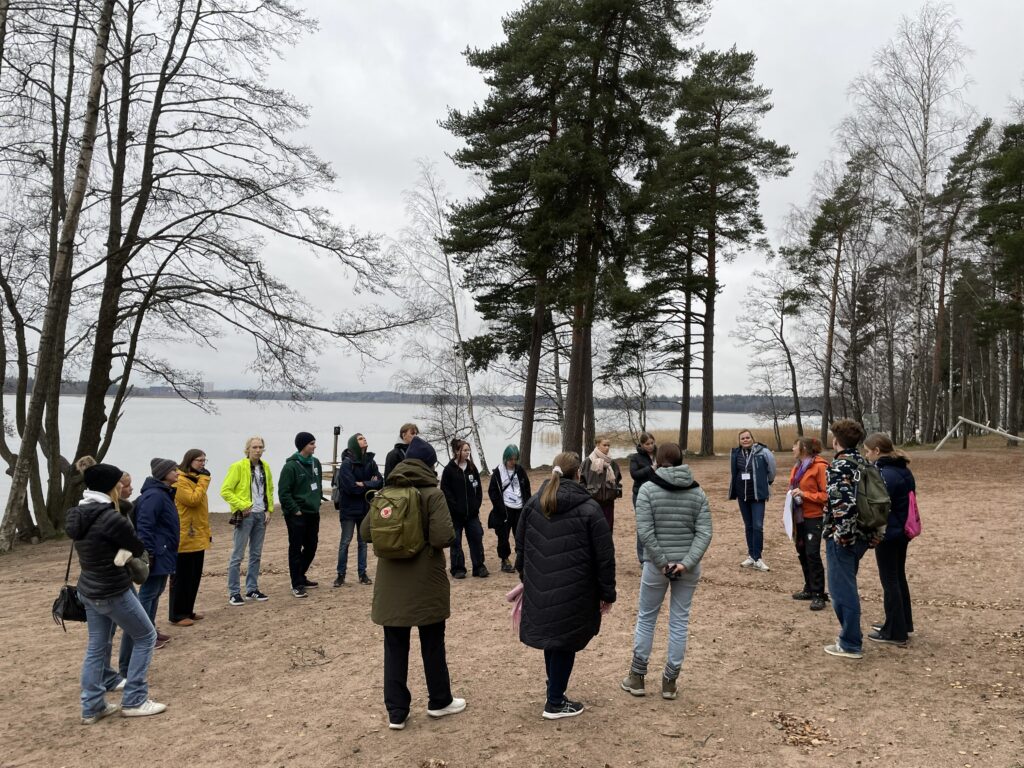 TT-linjan opiskelijat osallistuivat toisen asteen opiskelijoiden kansainväliseen ympäristökonferenssiin Munkkiniemen yhteiskoulussa 6.11.-7.11.2025. Tapahtuman tavoitteena oli lisätä tietoisuutta Itämeren suojelusta ja innostaa nuoria vaikuttamaan siihen. Tapahtumassa päästiin mm. kuulemaan mielenkiintoisia luentoja, vierailemaan Itämeren tutkimusalus Arandalla ja pelaamaan Itämeriaiheista peliä. 
